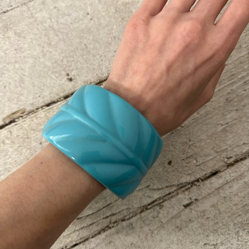 Vintage Chunky Wide Blue Carved Lucite Bangle - Picture 5 of 6